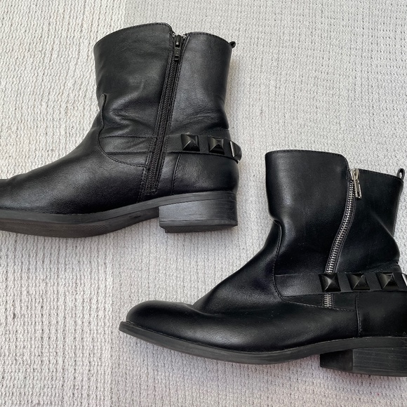 Black studded size 9 wide width booties - Picture 1 of 4